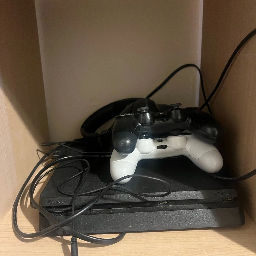 Ps4 Slim 2 controllers and headset